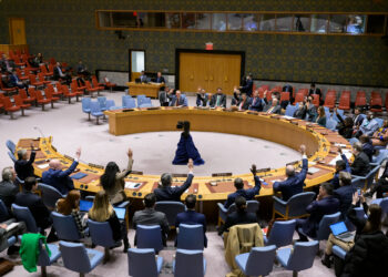 PBB, Sejumlah perwakilan memberikan suara dalam pertemuan Dewan Keamanan Perserikatan Bangsa-Bangsa (PBB) di markas besar PBB di New York pada 30 November 2022. Dewan Keamanan PBB pada Rabu (30/11) memperpanjang mandat sebuah komite yang bertugas memantau resolusi tentang nonproliferasi senjata pemusnah massal selama 10 tahun. Resolusi 2663, yang dengan suara bulat diadopsi oleh dewan yang beranggotakan 15 negara itu, memperpanjang mandat Komite 1540 hingga 30 November 2032. (Xinhua/UN Photo/Manuel Elias)
