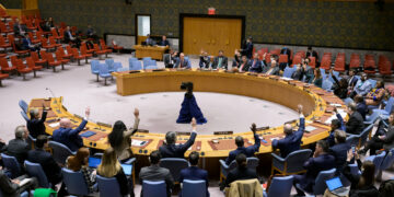 PBB, Sejumlah perwakilan memberikan suara dalam pertemuan Dewan Keamanan Perserikatan Bangsa-Bangsa (PBB) di markas besar PBB di New York pada 30 November 2022. Dewan Keamanan PBB pada Rabu (30/11) memperpanjang mandat sebuah komite yang bertugas memantau resolusi tentang nonproliferasi senjata pemusnah massal selama 10 tahun. Resolusi 2663, yang dengan suara bulat diadopsi oleh dewan yang beranggotakan 15 negara itu, memperpanjang mandat Komite 1540 hingga 30 November 2032. (Xinhua/UN Photo/Manuel Elias)
