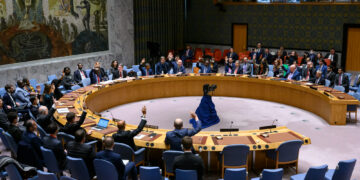 PBB, Sejumlah perwakilan memberikan suara dalam pertemuan Dewan Keamanan Perserikatan Bangsa-Bangsa (PBB) di markas besar PBB di New York pada 30 November 2022. Dewan Keamanan PBB pada Rabu (30/11) memperpanjang mandat sebuah komite yang bertugas memantau resolusi tentang nonproliferasi senjata pemusnah massal selama 10 tahun. Resolusi 2663, yang dengan suara bulat diadopsi oleh dewan yang beranggotakan 15 negara itu, memperpanjang mandat Komite 1540 hingga 30 November 2032. (Xinhua/UN Photo/Loey Felipe)