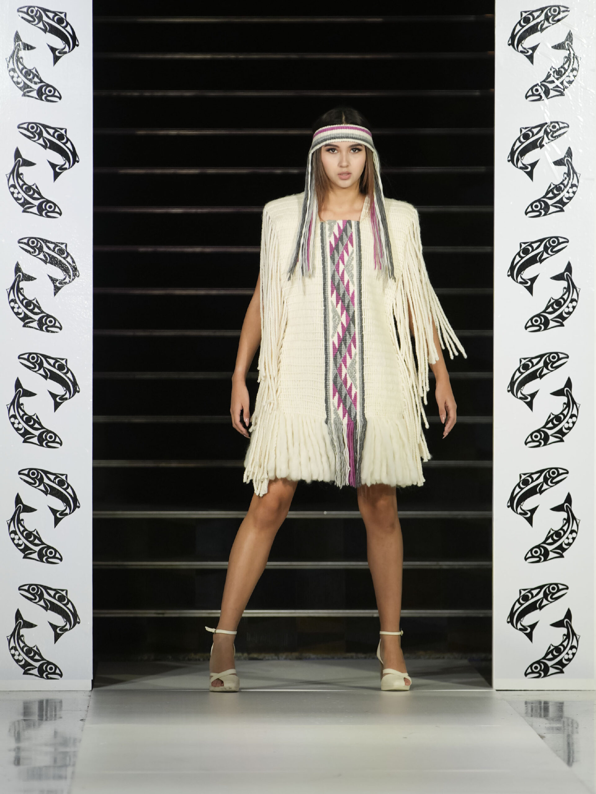 VANCOUVER, Seorang model memperagakan kreasi perancang busana Danielle Morsette dalam ajang Vancouver Indigenous Fashion Week di Vancouver, Kanada, pada 29 November 2022. (Xinhua/Liang Sen)