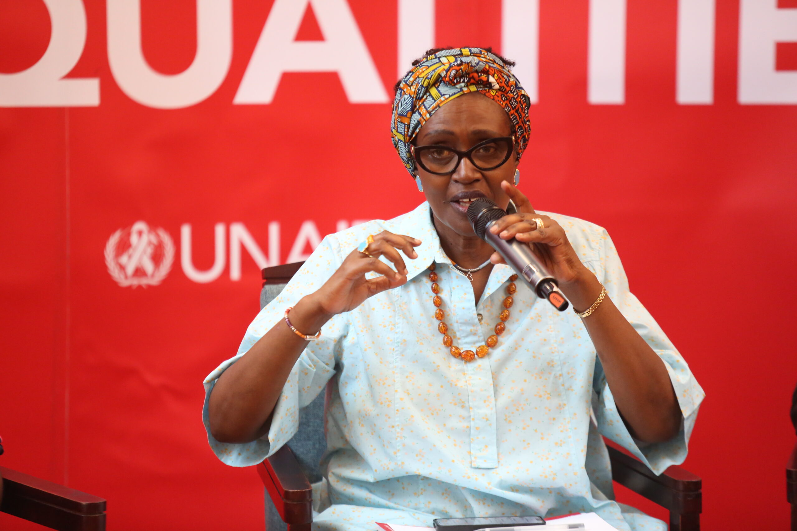 DAR ES SALAAM, Winnie Byanyima, Direktur Eksekutif Program Bersama Perserikatan Bangsa-Bangsa untuk Penanganan HIV/AIDS (UNAIDS), berbicara dalam sebuah konferensi di Dar es Salaam, Tanzania, pada 29 November 2022. (Xinhua/Herman Emmanuel)