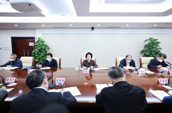 BEIJING, Wakil Perdana Menteri China Sun Chunlan mendengarkan pendapat dan saran para ahli terkait peningkatan langkah-langkah pembendungan epidemi di Komisi Kesehatan Nasional China pada 30 November 2022. (Xinhua/Liu Bin)