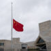 BEIJING, Sebagai tanda berkabung atas wafatnya Jiang Zemin, bendera nasional China dikibarkan setengah tiang di Kedutaan Besar China di Amerika Serikat pada 30 November 2022. (Xinhua/Liu Jie)