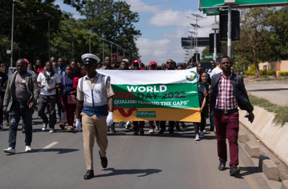 LUSAKA, Sejumlah orang menggelar pawai dalam acara peringatan Hari AIDS Sedunia di Lusaka, Zambia, pada 1 Desember 2022. Bersama negara-negara lain di seluruh dunia, Zambia pada Kamis (1/12) memperingati Hari AIDS Sedunia tahun ini dengan seruan untuk memastikan kesetaraan akses layanan HIV bagi semua. (Xinhua/Peng Lijun)