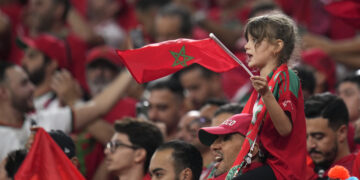 DOHA, Para pendukung Maroko bersorak mendukung tim nasional mereka menjelang pertandingan Grup F antara Kanada melawan Maroko di Piala Dunia FIFA 2022 di Stadion Al Thumama di Doha, Qatar, pada 1 Desember 2022. (Xinhua/Meng Dingbo)