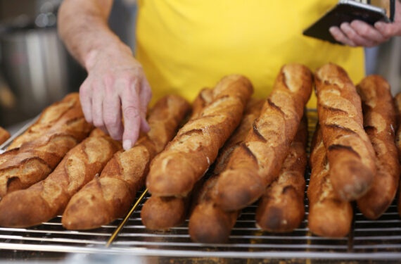 PARIS, Foto dokumentasi yang diabadikan pada 11 Mei 2019 ini memperlihatkan roti baguette yang dipamerkan dalam festival roti ke-24 di Paris, Prancis. Pengetahuan artisanal dan budaya roti baguette resmi dimasukkan ke dalam daftar Warisan Budaya Takbenda Kemanusiaan oleh Organisasi Pendidikan, Keilmuan, dan Kebudayaan Perserikatan Bangsa-Bangsa (UNESCO) pada Rabu (30/11). (Xinhua/Gao Jing)