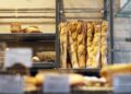 PARIS, Roti baguette Prancis terlihat di sebuah toko roti di Paris, Prancis, pada 30 November 2022. Pengetahuan artisanal dan budaya roti baguette resmi dimasukkan ke dalam daftar Warisan Budaya Takbenda Kemanusiaan oleh Organisasi Pendidikan, Keilmuan, dan Kebudayaan Perserikatan Bangsa-Bangsa (UNESCO) pada Rabu (30/11). (Xinhua/Gao Jing)