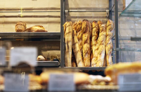 PARIS, Roti baguette Prancis terlihat di sebuah toko roti di Paris, Prancis, pada 30 November 2022. Pengetahuan artisanal dan budaya roti baguette resmi dimasukkan ke dalam daftar Warisan Budaya Takbenda Kemanusiaan oleh Organisasi Pendidikan, Keilmuan, dan Kebudayaan Perserikatan Bangsa-Bangsa (UNESCO) pada Rabu (30/11). (Xinhua/Gao Jing)