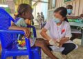 GIZO, Seorang dokter dari tim medis China memberikan layanan diagnosis dan pengobatan gratis kepada seorang anak perempuan di Gizo, ibu kota Provinsi Barat, Kepulauan Solomon, pada 1 Desember 2022. Tim medis pertama China di Kepulauan Solomon pada Rabu (30/11) memberikan pelayanan kesehatan gratis kepada warga di Gizo, ibu kota Provinsi Barat, menandai aktivitas medis gratis ketiga yang telah dilakukan tim tersebut sejak kedatangannya di negara itu. (Xinhua/Zhao Yi)