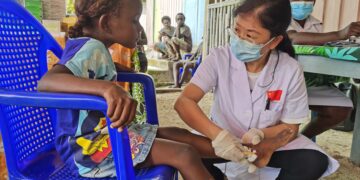 GIZO, Seorang dokter dari tim medis China memberikan layanan diagnosis dan pengobatan gratis kepada seorang anak perempuan di Gizo, ibu kota Provinsi Barat, Kepulauan Solomon, pada 1 Desember 2022. Tim medis pertama China di Kepulauan Solomon pada Rabu (30/11) memberikan pelayanan kesehatan gratis kepada warga di Gizo, ibu kota Provinsi Barat, menandai aktivitas medis gratis ketiga yang telah dilakukan tim tersebut sejak kedatangannya di negara itu. (Xinhua/Zhao Yi)