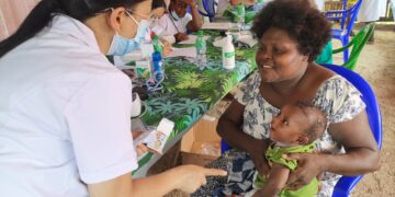 GIZO, Seorang dokter dari tim medis China memberikan layanan diagnosis dan pengobatan gratis kepada warga setempat di Gizo, ibu kota Provinsi Barat, Kepulauan Solomon, pada 1 Desember 2022. Tim medis pertama China di Kepulauan Solomon pada Rabu (30/11) memberikan pelayanan kesehatan gratis kepada warga di Gizo, ibu kota Provinsi Barat, menandai aktivitas medis gratis ketiga yang telah dilakukan tim tersebut sejak kedatangannya di negara itu. (Xinhua/Zhao Yi)