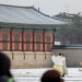SEOUL, Para wisatawan berfoto di Istana Gyeongbokgung di tengah salju di Seoul, Korea Selatan, pada 3 Desember 2022. (Xinhua/Wang Yiliang)