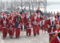 BUDAPEST, Orang-orang berkostum Sinterklas berpartisipasi dalam ajang lari bertajuk Santa Run di pusat kota Budapest, Hongaria, pada 4 Desember 2022. (Xinhua/Attila Volgyi)