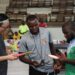 COTONOU, Para pemain berkomunikasi dengan wasit (tengah) sebelum pertandingan tenis meja sebagai bagian dari perayaan 50 tahun persahabatan antara China dan Benin di Cotonou, Benin, pada 4 Desember 2022. (Xinhua/Seraphin Zounyekpe)