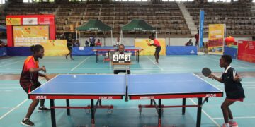 COTONOU, Para pemain berlaga dalam sebuah pertandingan tenis meja sebagai bagian dari perayaan 50 tahun persahabatan antara China dan Benin di Cotonou, Benin, pada 4 Desember 2022. (Xinhua/Seraphin Zounyekpe)