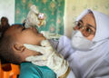 ACEH, Tenaga kesehatan memberikan vaksin polio tetes kepada seorang anak dalam Pekan Imunisasi Nasional di Desa Meunasah Langa, Kabupaten Aceh Utara, Provinsi Aceh, pada 5 Desember 2022. (Xinhua/Fachrul Reza)
