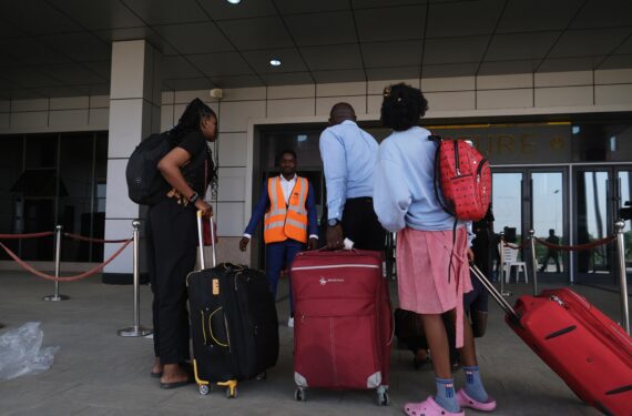 ABUJA, Sejumlah pelaku perjalanan hendak menjalani pemeriksaan keamanan di sebuah stasiun kereta di Abuja, Nigeria, pada 5 Desember 2022. Layanan kereta penumpang antara Abuja, ibu kota Nigeria, dan Kaduna di Nigeria utara kembali beroperasi pada Senin (5/12), sekitar delapan bulan setelah diberhentikan sementara pascainsiden penyerangan terhadap sebuah kereta yang beroperasi di sepanjang rute tersebut pada akhir Maret lalu. (Xinhua/Sodiq Adelakun)