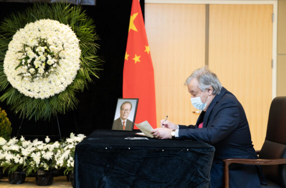 BEIJING, Sekretaris Jenderal Perserikatan Bangsa-Bangsa (PBB) Antonio Guterres menyampaikan belasungkawa atas meninggalnya mantan pemimpin China Jiang Zemin di kantor pusat Misi Permanen China untuk PBB di New York, Amerika Serikat, pada 5 Desember 2022. (Xinhua/Wang Ying)
