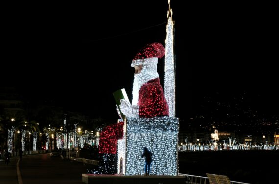 NICE, Dekorasi Natal terlihat di Nice, Prancis, pada 5 Desember 2022. (Xinhua/Serge Haouzi)
