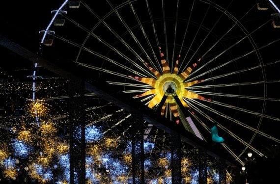 NICE, Dekorasi Natal terlihat di Nice, Prancis, pada 5 Desember 2022. (Xinhua/Serge Haouzi)