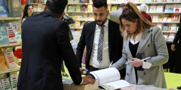 BAGHDAD, Sejumlah pengunjung melihat-lihat buku di Pameran Buku Internasional Irak di Baghdad, Irak, pada 7 Desember 2022. Perdana Menteri Irak Mohammed Shia' al-Sudani pada Rabu (7/12) membuka Pameran Buku Internasional Irak ketiga, yang menarik 350 penerbit buku dari Irak maupun 20 negara lain. (Xinhua/Khalil Dawood)