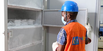 ENTEBBE, Seorang karyawan membuka lemari pendingin bersuhu sangat rendah yang berisi vaksin uji coba Ebola di National Medical Stores di Entebbe, Uganda, pada 8 Desember 2022. (Xinhua/Hajarah Nalwadda)