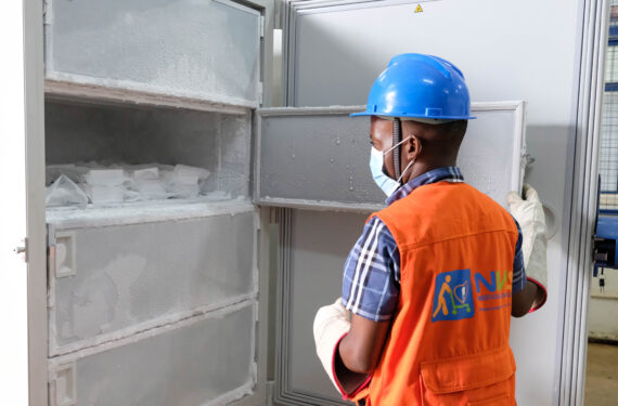ENTEBBE, Seorang karyawan membuka lemari pendingin bersuhu sangat rendah yang berisi vaksin uji coba Ebola di National Medical Stores di Entebbe, Uganda, pada 8 Desember 2022. (Xinhua/Hajarah Nalwadda)