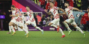 AL RAYYAN, Para pemain Kroasia merayakan kemenangan dalam pertandingan perempat final Piala Dunia FIFA 2022 antara Kroasia melawan Brasil di Education City Stadium di Al Rayyan, Qatar, pada 9 Desember 2022. (Xinhua/Lan Hongguang)