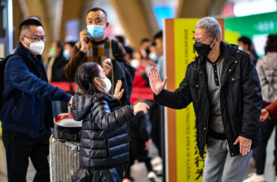 KUNMING, Seorang anak perempuan melakukan tos tangan dengan kakeknya yang datang menjemput di Bandar Udara Internasional Changshui Kunming di Kunming, Provinsi Yunnan, China barat daya, pada 15 Januari 2023. Arus mudik Festival Musim Semi di China dimulai pada 7 Januari tahun ini, dan masyarakat China melakukan perjalanan untuk dapat berkumpul kembali dengan orang-orang tercinta. (Xinhua/Jiang Wenyao)