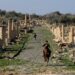 UMM QAIS, Seorang anak laki-laki menunggang kuda di sebuah situs arkeologi di Umm Qais, Yordania, pada 17 Januari 2023. (Xinhua/Mohammad Abu Ghosh)