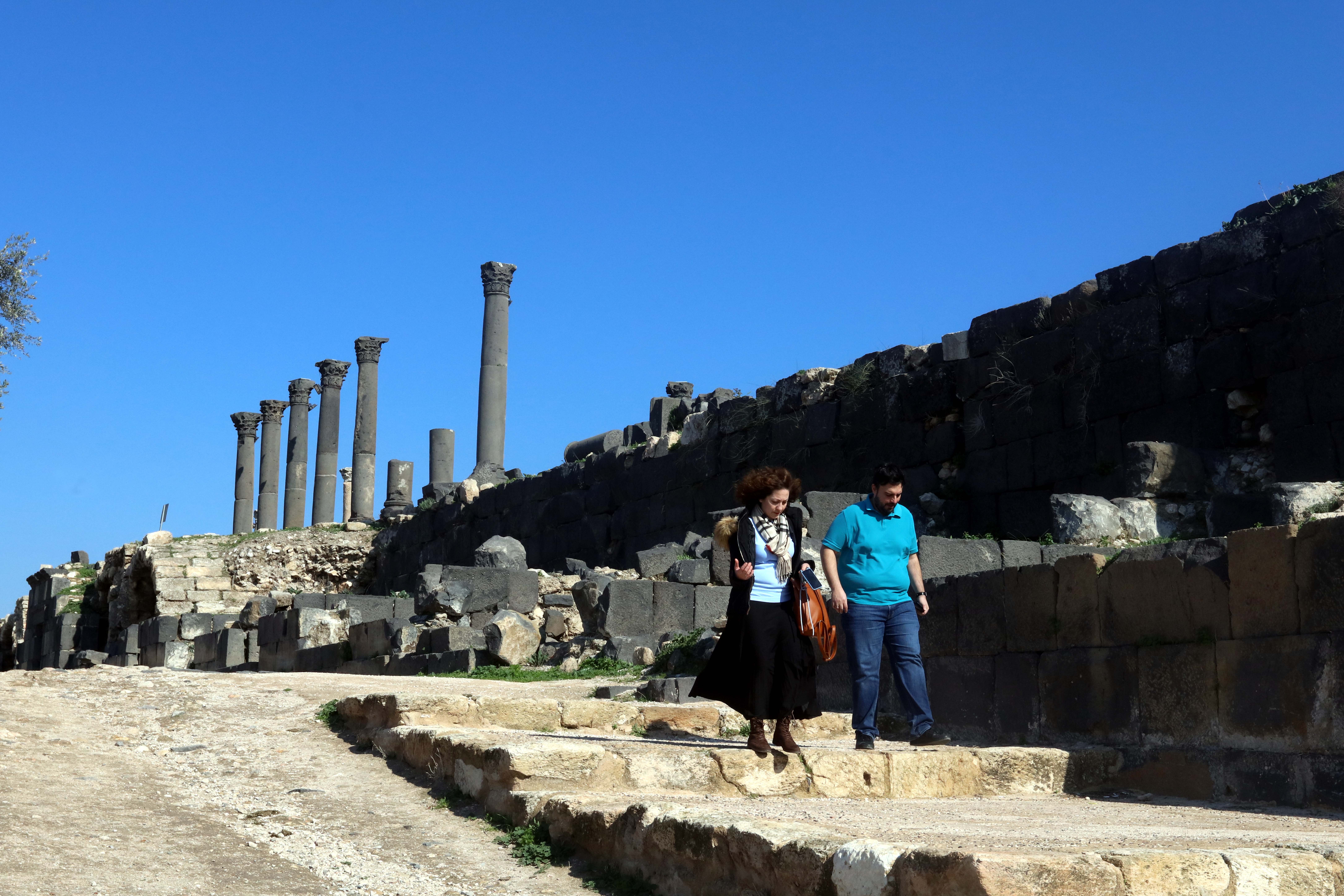 UMM QAIS, Sejumlah wisatawan mengunjungi sebuah situs arkeologi di Umm Qais, Yordania, pada 17 Januari 2023. (Xinhua/Mohammad Abu Ghosh)