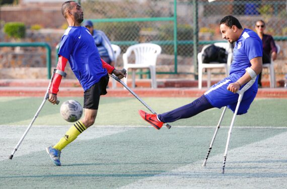KAIRO, Para pemain sepak bola amputasi berlaga dalam sesi latihan di Samir and Omar Football Academy for Amputees yang berbasis di Kairo, Mesir, pada 13 Januari 2023. (Xinhua/Ahmed Gomaa)