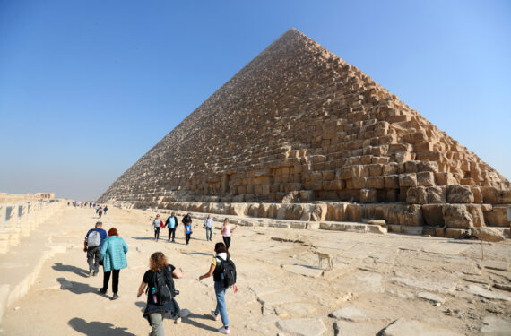 KAIRO, Para wisatawan mengunjungi objek wisata Piramida Giza di Giza, Mesir, pada 18 Januari 2023. Mesir menyambut dengan hangat kunjungan warga China sesegera mungkin, demikian dikatakan Presiden Mesir Abdel-Fattah al-Sisi di ibu kota negara itu, Kairo. (Xinhua/Sui Xiankai)