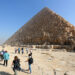KAIRO, Para wisatawan mengunjungi objek wisata Piramida Giza di Giza, Mesir, pada 18 Januari 2023. Mesir menyambut dengan hangat kunjungan warga China sesegera mungkin, demikian dikatakan Presiden Mesir Abdel-Fattah al-Sisi di ibu kota negara itu, Kairo. (Xinhua/Sui Xiankai)