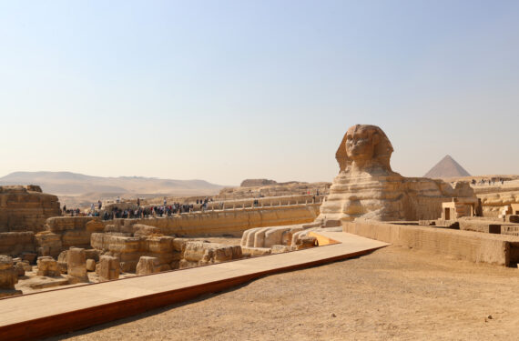 KAIRO, Para wisatawan mengunjungi Sphinx di objek wisata Piramida Giza di Giza, Mesir, pada 18 Januari 2023. Mesir menyambut dengan hangat kunjungan warga China sesegera mungkin, demikian dikatakan Presiden Mesir Abdel-Fattah al-Sisi di ibu kota negara itu, Kairo. (Xinhua/Sui Xiankai)