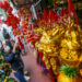 MANILA, Beberapa orang memilih dekorasi untuk menyambut Tahun Baru Imlek di kawasan Pecinan di Manila, Filipina, pada 18 Januari 2023. (Xinhua/Rouelle Umali)