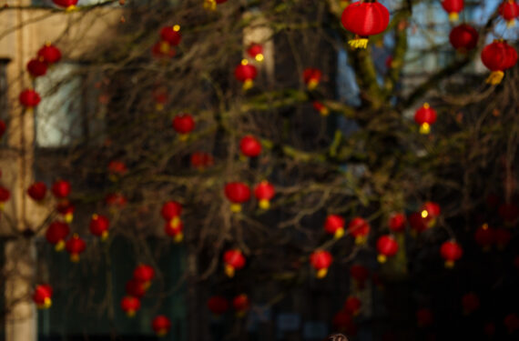 MANCHESTER, Lampion-lampion merah tradisional China untuk merayakan Tahun Baru Imlek mendatang terlihat di pusat kota Manchester, Inggris, pada 18 Januari 2023. (Xinhua/Jon Super)