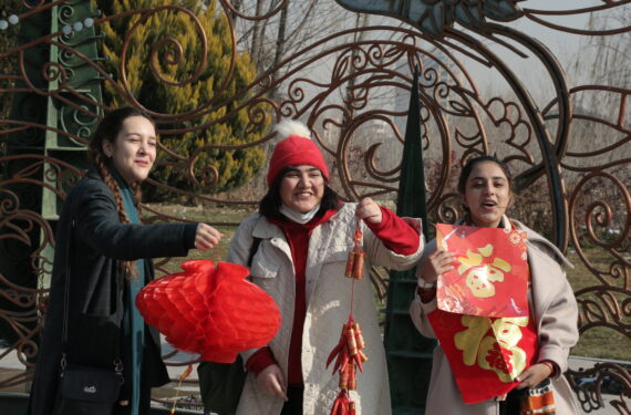TEHERAN, Sejumlah mahasiswa Iran memamerkan dekorasi Tahun Baru Imlek di sebuah taman di Teheran, Iran, pada 18 Januari 2023. Institut Konfusius Universitas Teheran menggelar acara tersebut pada Rabu (18/1) untuk membantu para mahasiswa belajar tentang budaya dan berbagai tradisi festival China guna menyambut Festival Musim Semi China mendatang. (Xinhua/Gao Wencheng)