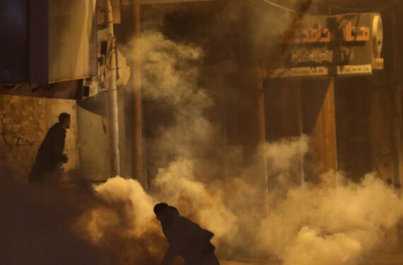 NABLUS, Seorang pengunjuk rasa Palestina melemparkan kembali tabung gas air mata yang ditembakkan oleh pasukan Israel dalam bentrokan di Kota Nablus, Tepi Barat, pada 18 Januari 2023. (Xinhua/Ayman Nobani)