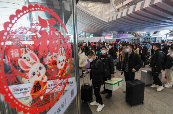 SHENZHEN, Para penumpang mengantre untuk menaiki kereta di Stasiun Kereta Utara Shenzhen di Shenzhen, Provinsi Guangdong, China selatan, pada 18 Januari 2023. Stasiun kereta tersebut mengalami lonjakan jumlah penumpang dalam beberapa hari terakhir dan mencatatkan rekor perjalanan penumpang terbanyak dalam satu hari saat arus mudik Festival Musim Semi dengan angka 275.000 perjalanan penumpang pada Rabu (18/1). (Xinhua/Mao Siqian)