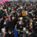 SHENZHEN, Para penumpang bersiap untuk menaiki kereta di Stasiun Kereta Utara Shenzhen di Shenzhen, Provinsi Guangdong, China selatan, pada 18 Januari 2023. Stasiun kereta tersebut mengalami lonjakan jumlah penumpang dalam beberapa hari terakhir dan mencatatkan rekor perjalanan penumpang terbanyak dalam satu hari saat arus mudik Festival Musim Semi dengan angka 275.000 perjalanan penumpang pada Rabu (18/1). (Xinhua/Mao Siqian)