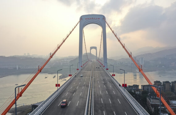 CHONGQING, Foto dari udara yang diabadikan pada 18 Januari 2023 ini menunjukkan Jembatan Sungai Yangtze Guojiatuo di Chongqing, China barat daya. Dengan panjang total 1.403,8 meter dan bentang utama sepanjang 720 meter, Jembatan Sungai Yangtze Guojiatuo dibuka untuk lalu lintas umum pada Rabu (18/1). (Xinhua/Wang Quanchao)