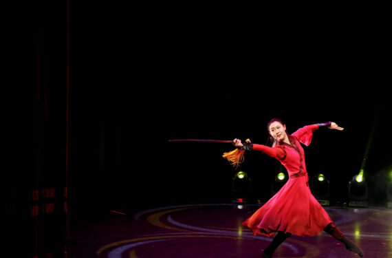 LONDON, Seorang aktris tampil dalam gala Asosiasi Cendekiawan dan Pelajar China di Inggris (Chinese Students and Scholars Association UK/CSSAUK) untuk merayakan Tahun Baru Imlek di London, Inggris, pada 17 Januari 2023. (Xinhua/Li Ying)