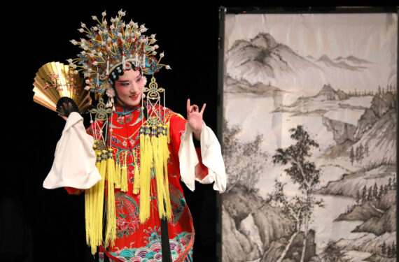 LONDON, Seorang seniman menampilkan Opera Peking dalam gala Asosiasi Cendekiawan dan Pelajar China di Inggris (Chinese Students and Scholars Association UK/CSSAUK) untuk merayakan Tahun Baru Imlek di London, Inggris, pada 17 Januari 2023. (Xinhua/Li Ying)
