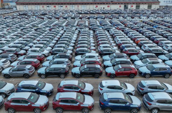 YANTAI, Foto dari udara yang diabadikan pada 18 Januari 2023 ini menunjukkan sejumlah kendaraan yang menunngu untuk dikirim di Pelabuhan Yantai yang berlokasi di Yantai, Provinsi Shandong, China timur. Pelabuhan itu mencatat hari-hari yang sibuk menjelang Festival Musim Semi mendatang dengan deretan kendaraan yang siap dikirim memenuhi terminal roll-on/roll-off. (Xinhua/Zhu Zheng)