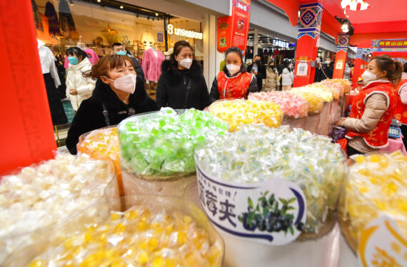 CHANGCHUN, Sejumlah orang berbelanja dekorasi untuk Festival Musim Semi di Changchun, Provinsi Jilin, China timur laut, pada 19 Januari 2023. Festival Musim Semi, atau Tahun Baru Imlek, tahun ini jatuh pada 22 Januari. (Xinhua/Xu Chang)