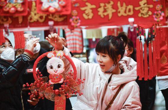 CHANGCHUN, Sejumlah orang memilih dekorasi untuk Festival Musim Semi di Changchun, Provinsi Jilin, China timur laut, pada 19 Januari 2023. Festival Musim Semi, atau Tahun Baru Imlek, tahun ini jatuh pada 22 Januari. (Xinhua/Xu Chang)