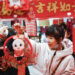 CHANGCHUN, Sejumlah orang memilih dekorasi untuk Festival Musim Semi di Changchun, Provinsi Jilin, China timur laut, pada 19 Januari 2023. Festival Musim Semi, atau Tahun Baru Imlek, tahun ini jatuh pada 22 Januari. (Xinhua/Xu Chang)