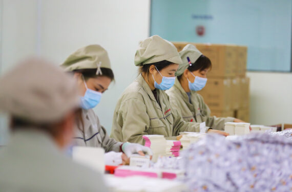 SHENYANG, Para pekerja mengemas tablet parasetamol di pabrik Northeast Pharm di Shenyang, Provinsi Liaoning, China timur laut, pada 18 Januari 2023. Beberapa perusahaan farmasi di Shenyang telah mengoptimalkan sif kerja mereka guna meningkatkan pasokan obat-obatan. (Xinhua/Yang Qing)