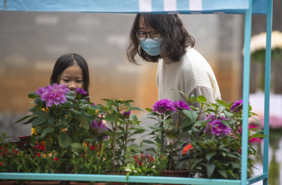 HAIKOU, Para pelanggan berbelanja bunga di Pasar Perdagangan (Lelang) Bunga Tropis Hainan di Haikou, Provinsi Hainan, China selatan, pada 18 Januari 2023. Pasar tersebut mulai beroperasi di Haikou baru-baru ini. Selain menyediakan beragam pilihan produk bunga untuk pelanggan, pasar ini juga membantu meningkatkan daya saing inti Hainan di industri bunga. (Xinhua/Pu Xiaoxu)